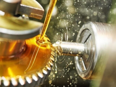 Có thể thay dầu động cơ bằng dầu thủy lực không?