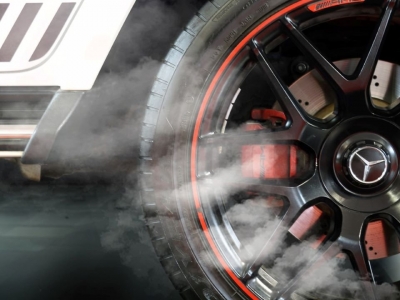 Lý do khiến phanh ô tô có mùi khét