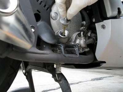 Nguyên nhân và cách khắc phục xe máy bị chảy dầu