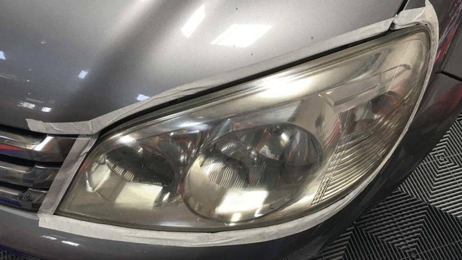 Đèn ô tô bị ố vàng sau một thời gian